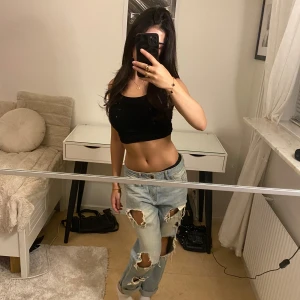 Håliga midrise vintage jeans från Zara  - Snygga midrise vintage jeans med hål från Zara basic, passar som baggy jeans eller tight straight leg beroende på person 🩵😻