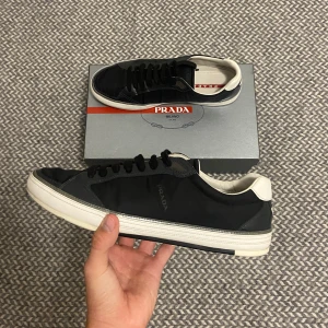 Prada skor - Säljer dessa fräscha svarta prada skorna i storlek 43. Skorna är i toppskick 9/10. Skorna är nästan i nyskick& inga stora tecken av slitage. Vid köp medföljer box, tag, orginal papper & skorna. Hör gärna av dig vid frågor😉👊🏽