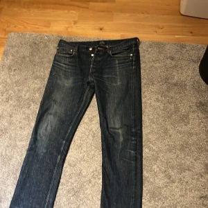 A.P.C jeans - Säljer den för att den kommer inte till användning lika mycket längre. Jag är 170 men den är ganska långt så har behövt att vika den så den passar nog perfekt 180-185cm (Nypris 3199kr)