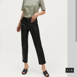 Skinnbyxor twist&tango - Skinnbyxor från twist&tango. - Fickor i sidorna  - Fuskfickor bak - Dragkedja gylf  Gjord av skinninnimation med stretch.  Nypris 1299kr.  Mycket bra skick!! Hör av dig om du vill ha fler bilder hur byxan ser ut på osv..✨