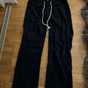 Svarta byxor från Roxy - Säljer ett par svarta linnebyxor från Roxy i storlek M. säljer pga av de är för stora, nypris 600 kom provat för mer bilder 