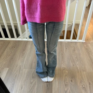 Lågmidjade jeans - Lågmidjade jeans utan bakfickor och med ett bälte fram, köpte på Plick och spännet var borta men det funkar lika bra med en säkerhetsnål!🩵