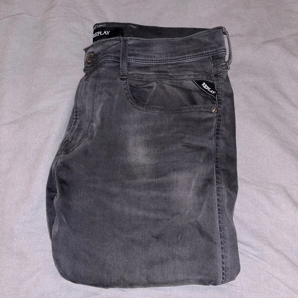 Vi säljer nu dessa Replay Anbass jeans med hyperflex, modell: superslim. Skick: 9/10, lite solblekta o en mindre. Retail: Ca 1900kr. Storlek: W33 L32. Jeans & Byxor.