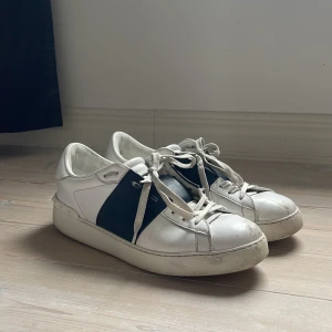 Valentino open skor - Super bra skick, tyvärr var dom lite för stora för mig därför vill jag hitta nya! Priset går att diskuteras självklart😊