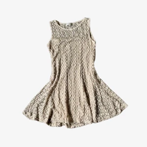 Vit/beige spetsklänning - Fin spetsklänning som inte kommer till användning. Klänningen är köpt second hand och är från märket Vanilla. Stod ingen storlek i plagget, men jag är väldigt säker på att det är i storleken S. Skriv vid funderingar eller om du vill ha bilder på!