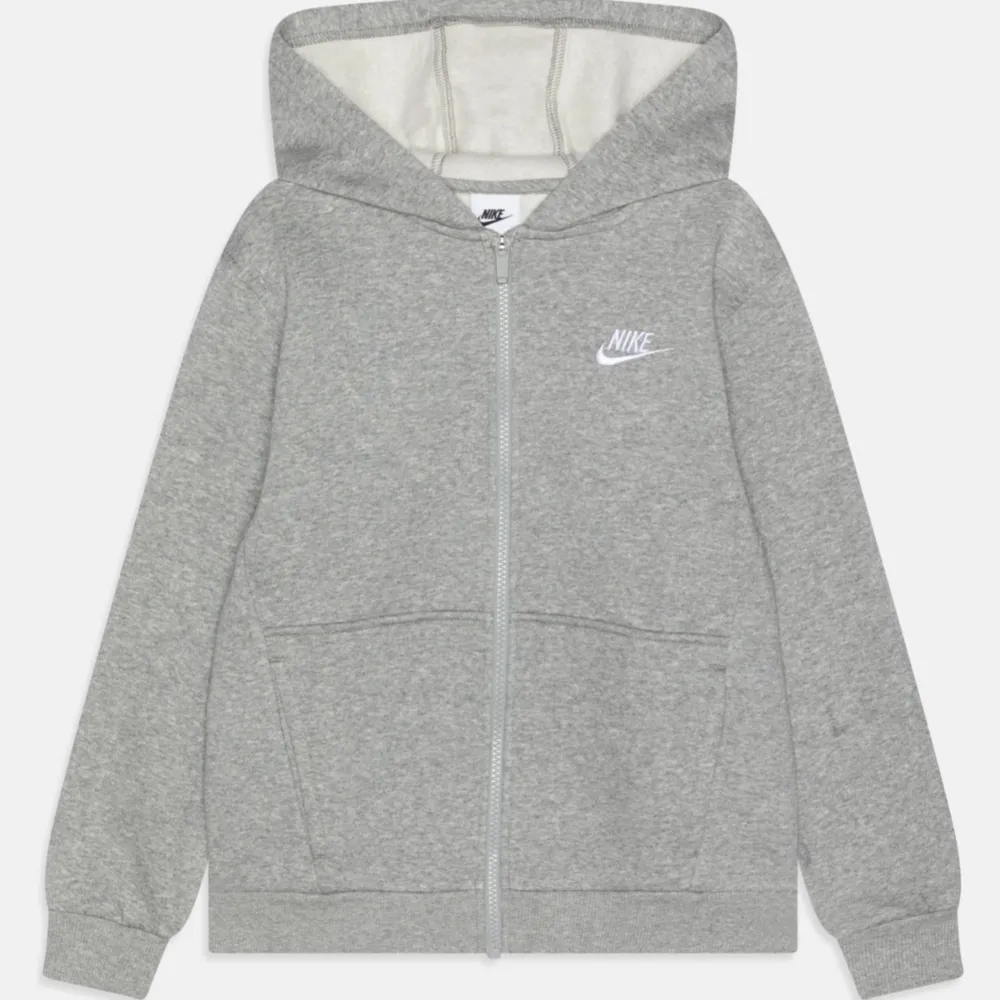 Jättefin Hoddie från Nike!💕den är i den största barn storleken, se bild 2!⭐️skriv gärna för fler bilder, frågor osv! Pris går alltid att diskuteras. Hoodies.