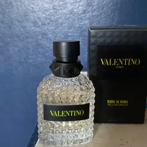 Säljer min Yellow Dream från Valentino 50 ml, ca 40 ml kvar och box ingår Nypris ca 900 mitt pris 700