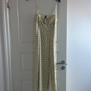 Långklänning - Gul långklänning från H&M med slits i storlek S, aldrig använd💗💗