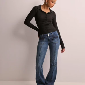 Nelly Low waist bootcut pocket jeans - Jeansen är i storlek 34 och är för korta för mig som är 177/178. Dem är i ett fint skick och använd fåtal gånger. Köparen står för frakt.