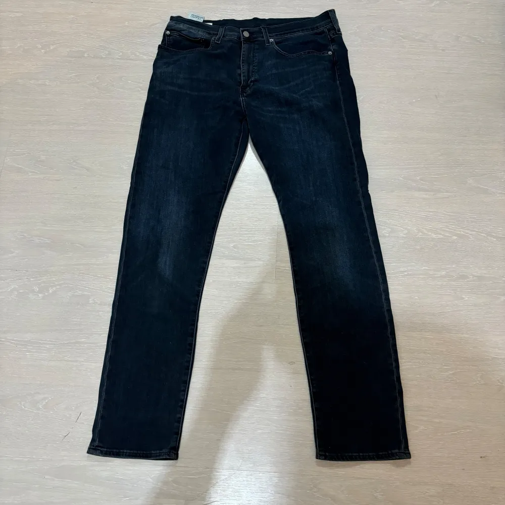 Raka Mörkblåa Levis jeans i bra skick. Nypris 1299. Jeans & Byxor.