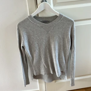 Calvin Klein tröja - Calvin Klein jeans - tunn stickad ljusgrå tröja. 