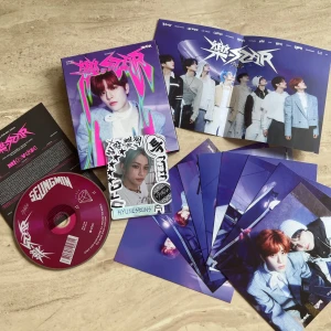 Stray Kids Rock-Star member album Seungmin - Stray Kids Rock Star album Seungmin version  Säljs då jag är i behov av pengar. Allt på bilden är inkluderat och är i bra skick.  (Hyunesbuns är min insta)