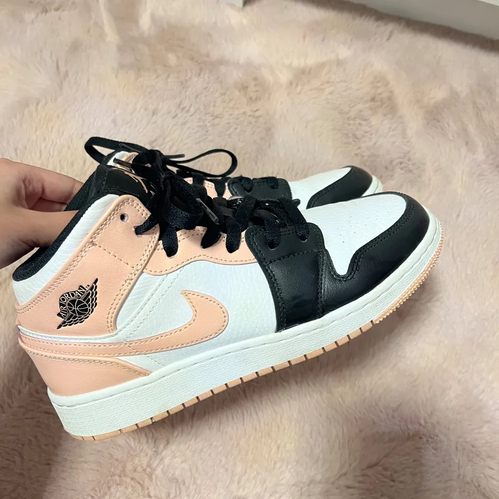 Jordan 1s i färgen Crimson tint, på sista bilden ser man att de är liiiite creasade annars är de i princip i nyskick. Finns även qr kod på tredje bilden där man kan verifiera att de är äkta. Skor.