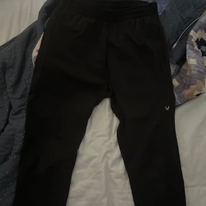 Soc byxor 3 pack - Jag säljer 3 soc träningsbyxor i storlek M som jag vill bli av med. Ja säljer alla 3 direkt för 150 kr👍🏽