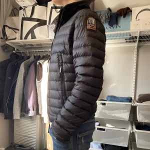 Parajumper Jacka - Jackan är i bra skick, köpt på NK för några år sedan. Passar han på bilden som är 160. Sitter som /xs 