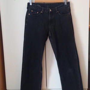 Arrow low waist straight jeans från Weekday  - Lågmidiade raka jeans från Weekday. W:25 L-30, passar xs. 