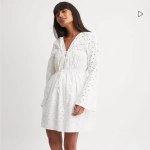 Studentklänning  - Superfin studentklänning från nakd! Jättebra skick och aldrig använd. 💗