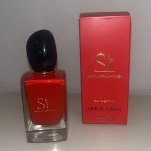 Si Passione Eau de Parfum från Giorgio Armani - Säljer min du passione parfym då den inte passade mig riktigt. Den är 50 ml. Den är använd endast ett par fåtal gånger❤️