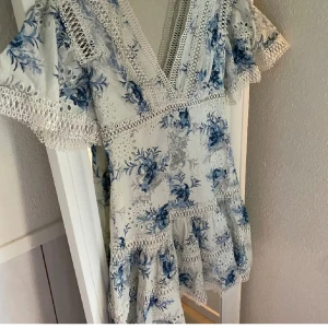 Vit blommig klänning från Guess - Säljer en superfin vit klänning från Guess 🌟storlek xs/s. Säljes endast då den var lite liten på mig😇