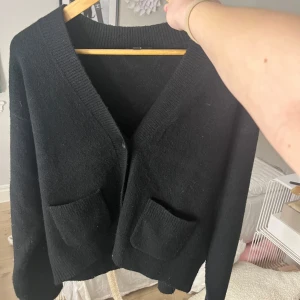 Svart kofta med fickor  - Sälen nu en jätte snygg kofta med fickor och knappar. Jag har exakt dennna koftan fast i svart. Skriv privat för flera bilder. Aldrig använd!