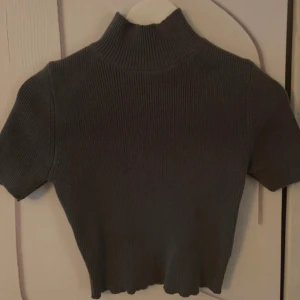 Grå ribbad polotröja - Säljer en grå ribbad polotröja