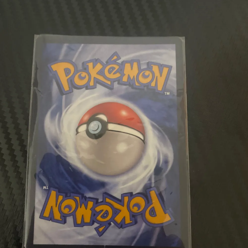 Säljer ett Deoxys VSTAR Pokémonkort med 270 HP. Kortet har attacker som Psychic Javelin och Star Force. Perfekt för samlare eller spelare som vill stärka sin kortlek. Kortet är i en skyddande plastficka.. Asusteet.
