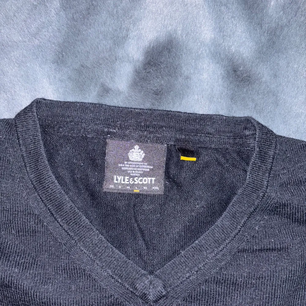 Säljer en Lyle & Scott tröja i storlek L vuxen storlek. kontakta gärna vid frågor eller intresse☺️. Neuletakit & Villapaidat.