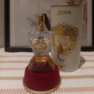 Jean Paul Gaultier Divine Parfym - Gaultier Divine parfym i 30ml glasflaska. Den är använd fåtal gånger. Man ser på sista bilden hur mycket som är kvar. Den doftar lyxigt och håller hela dagen. Inga skador alls på förpackningen eller glasflaskan. Nypris 800 kr💕