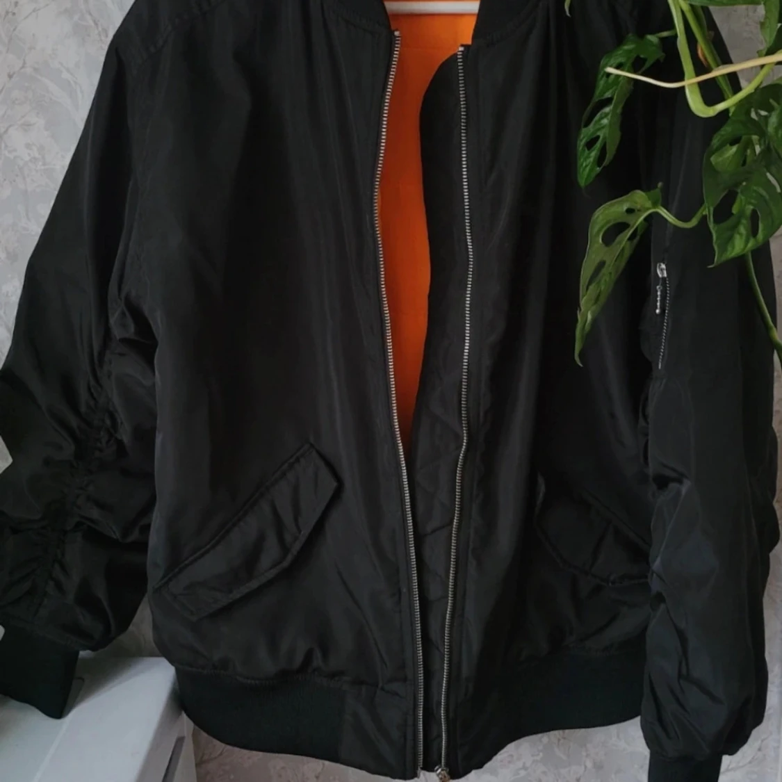 Ny Svart bomberjacka med orange foder - 1