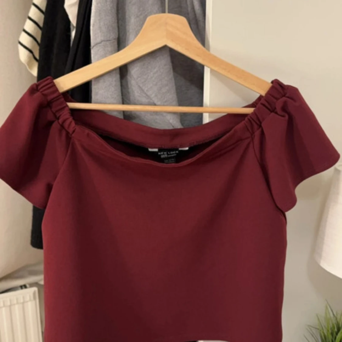 Vinröd topp från New Look