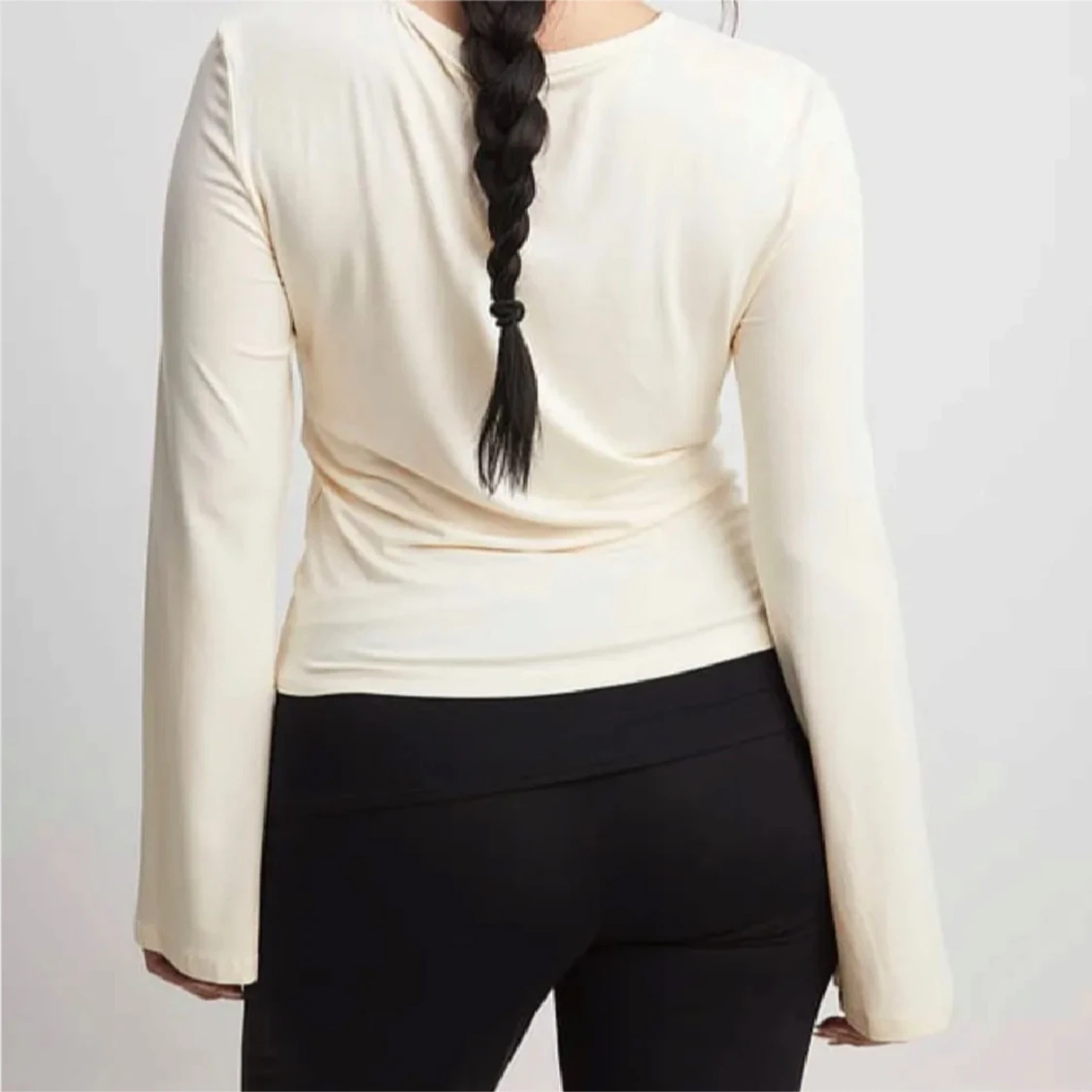 Beige långärmad topp med asymmetrisk design - 2