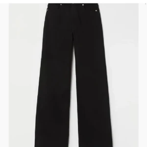 Wide leg jeans - Svarta wide leg jeans från h&m divided. 3 st i storlek 34 och 3 st i storlek 36. Ett par för 130, 3 för 360, alla för 750. Vissa är lite urtvättade men annars jättebra skick. Kontakta mig vid fler frågor eller mer bilder. Köparen betalar frakten!