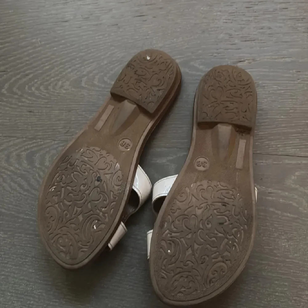 Snygga rosa sandaler från Gezer med öppen tå och ett stilrent designmönster på sulan. Perfekta för varma sommardagar. Sandalerna har en bred rem över foten som ger en bekväm passform.. Kengät.