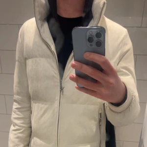 Paul Taylor Italiensk suede jacka  - Snygg sand färgat mockajacka med avtagbar och justerbar huva. Jackan är köpt ifrån Paul Taylors butik i Italien och nypris ligger på runt 328 euro-cirka. 3600 kr, oandvänd! Mitt pris endast 1449