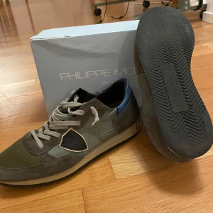 Philippe Model trainers - Säljer mina Philippe Model trainers, de är använda men fortfarande fina och de har inga defekter! Du får även med originalboxen och dustbag till skorna! Skriv vid frågor!