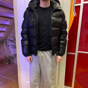 Svart pufferjacka från Zara - Säljer en svart pufferjacka med huva från Zara. Har använts länge men är fortfarande i vanligt skick och använd sparsamt. Pris 650kr!!! Size S