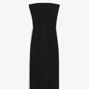Svart ribbad tubklänning - Elegant svart axelbandslös klänning i ribbat material. Perfekt för en stilren look med en tight passform som framhäver figuren. Klänningen är lång och ger en sofistikerad känsla. 🛍️💓Använg 1 gång!