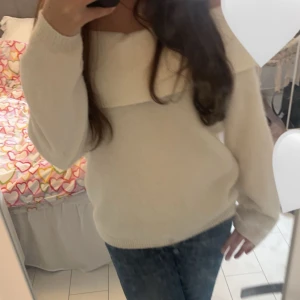 Vit offshoulder tröja - Säljer denna jätte söta off shoulder tröjan då den tyvärr är för stor för mig och används inte längre🥲Nypris: 499kr