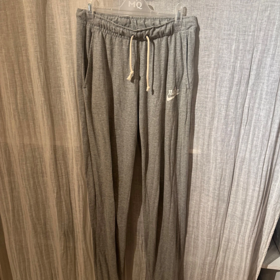 Grå mjukisbyxor från Nike