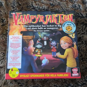 Vampyrjakten - Familjespel - Vampyrjakten är ett spännande familjespel där du och dina vänner smyger in i ett slott fullt av vampyrer. Målet är att undvika Dracula och samla skatter. Spelet är för 2-6 spelare och passar åldrar 5-99. Perfekt för en ryslig spelkväll med familjen! Fint skick, saknas inga delar! Säljer eftersom vi inte använder spelet längre😊