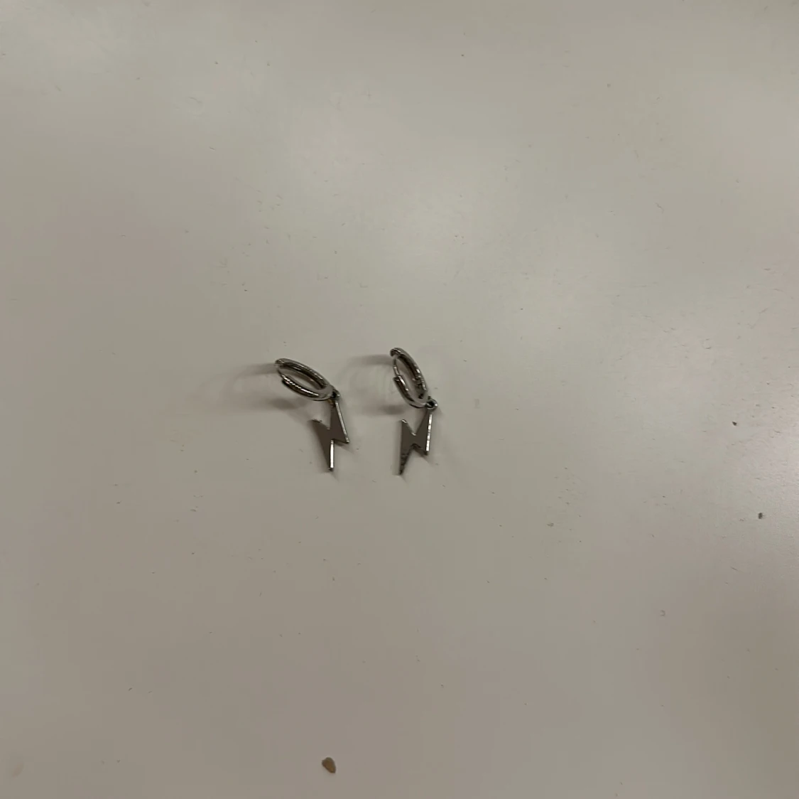 Silvriga blixtformade örhängen