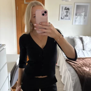 Svart kofta med fickor - Snygg svart kofta med fickor framtill. Verkligen en drömmig tröja men för liten för mig. 