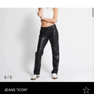 Svarta skinnbyxor 'Icon' - Snygga svarta skinnbyxor med en modern look. Byxorna har en rak passform och låg midja