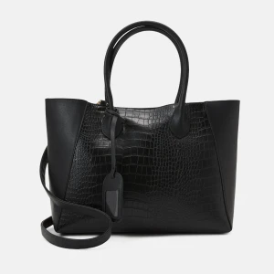 Svart handväska - Snygg svart handväska med krokodilmönster och stilrena handtag. Väskan har en avtagbar axelrem och en praktisk dragkedja upptill. Väskan är köpt runt nån månad sen och har aldrig använt den!! priset kan diskuteras!