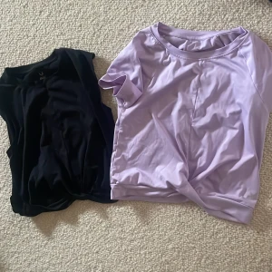 Svart och lila toppar - Två stilrena toppar i svart och lila. Den svarta toppen är ärmlös och den lila har korta ärmar. Perfekta för en avslappnad stil.