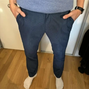 Callaway golfbyxor - Nästan helt nya snygga mörkblå Callaway byxor med diskret randigt mönster. Byxorna är perfekta för en stilren look och har en liten vit Callaway logga på baksidan. Nypris 900