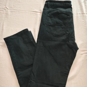 Svarta straight jeans från Cubus - Snygga svarta jeans från cubus i straight modell. De har en midwaist passform och klassiska femficksdetaljer. Perfekta för en stilren look.