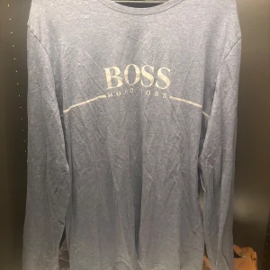 Hugo boss pyjamas tröja - Tja, säljer denna Hugo boss pyjamas tröjan i storleken L och som är i väldigt bra skick så den max använts 2 gånger. Nypris för denna är 1100kr och mitt pris går självklart att diskutera.