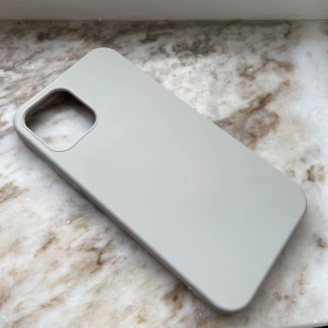 Grått mobilskal - Säljer ett stilrent grått mobilskal i mjukt material. Skalet har en slät yta och är designat för att skydda din telefon mot repor och stötar. Perfekt för dig som vill ha ett enkelt och funktionellt skydd.