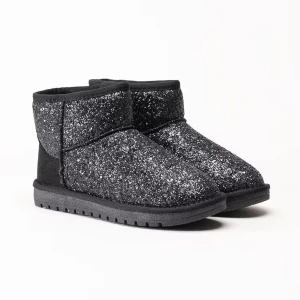 Svarta glittriga vinterskor✨ - Snygga svarta skor med glittrig yta. Perfekta för att lysa upp din outfit med en touch av glitter. De har en bekväm och robust sula som passar bra för kyligare dagar. Storlek 40 men passar även 39. Hör av er vid funderingar 😀